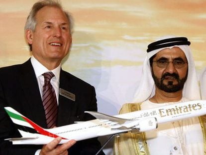 Jim McNerney (Boeing) sostiene una maqueta del 777X  