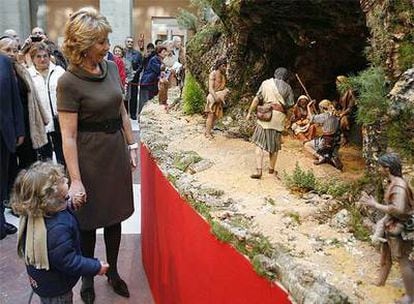 La presidenta mira el nacimiento, cuando aún tenía niño Jesús.