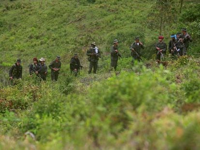 Miembros de las FARC patrullan en una sierra de Colombia en agosto de 2016.