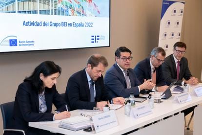 En el centro de la mesa, el vicepresidente del BEI para España y Portugal, Ricardo Mourinho, durante la presentación de la actividad del grupo en 2022.