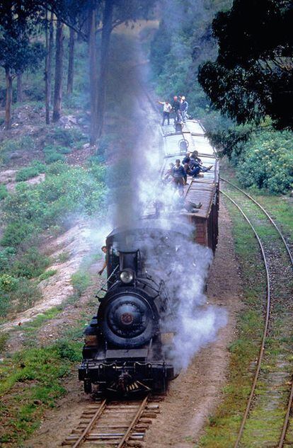 Tren en Ecuador donde muchos viajeros hacen el recorrido en el techo de los vagones (Reportaje publicado en EL PAÍS SEMANAL en el año 1992).