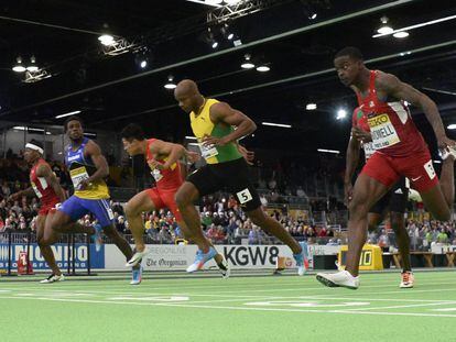 Bromell, en primer plano, gana la final de los 60m por delante de Asafa Powell (de amarillo).