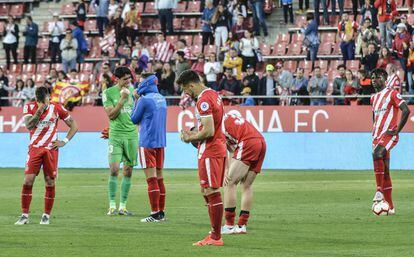 Los jugadores del Girona lloran una vez consumada la derrota ante el Levante.