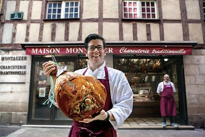 Fundada en 1946, la charcutería familiar Maison Montauzer es una de las referencias del jamón de Bayona, cuyas piezas maduran 12 meses en un secadero con vistas al río Adur.