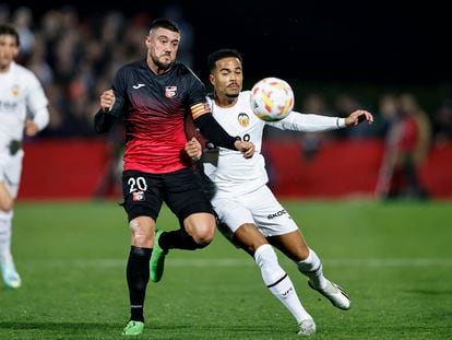 Justin Kluivert disputa un balón con Javi Cabezas, de La Nucía, durante el partido de Copa del Rey del pasado martes.