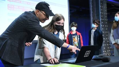 Hadi Partovi, CEO fundador de Code.org, en un taller de programación con niños en Madrid.