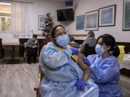 Un equipo del Departamento de Salud de la Generalitat de Catalunya vacuna contra la covid-19 Coronavirus a residentes y personal de la Residencia de Geriatrica Gravi de Polinyá (Barcelona) el 7 de enero.