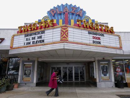 Una mujer pasea frente al cine Plaza Theatre de Atlanta, Georgia, Estados Unidos, hoy, martes 23 de diciembre de 2014. El cine ha anunciado a traque proyectará la película.