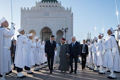 El presidente del Gobierno, Pedro Sánchez; el historiador del Reino de Marruecos y portavoz del Palacio Real, Abdelhak Lamrin y el ministro de Sanidad y Protección Social de Rabat, Khalid Ait Taleb, después de visitar el Mausoleo de Mohamed V, el 2 de febrero, en Rabat (Marruecos).