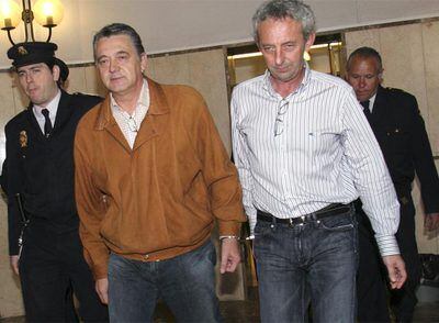 El ex alcalde Eugenio Hidalgo (izquierda) esposado al <i>arrepentido</i> Jaume Gibert, en marzo de 2007.