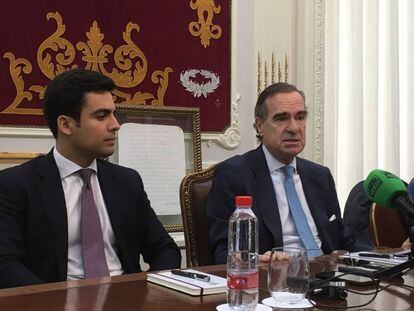 Jos&eacute; Mar&iacute;a Alonso, decano del Colegio de Madrid, y, a su izquierda, Juan Ospina, diputado de la Junta de Gobierno.