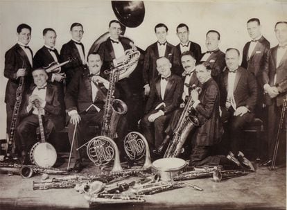 Paul Whiteman and his orchestra pose for a studio portrait in 1922