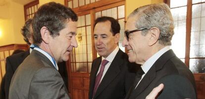 El vicepresidente ejecutivo de la patronal del automóvil (ANFAC), Mario Armero (i), saluda al presidente de Unicaja, Braulio Medel (d), en presencia del presidente de Mapfre, Antonio Huertas, antes de sus respectivas intervenciones hoy en el curso "El nuevo modelo de desarrollo" que se celebra esta semana en la Universidad Internacional Menendez Pelayo (UIMP). EFE/Esteban Cobo