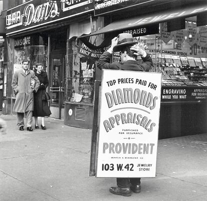 Antes de Internet, había señores que se paseaban así por las calles son miedo a acabar en la carpeta de 'spam' o dando nombre a un teatro.