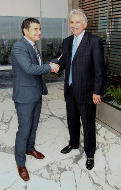 El presidente de la argentina YPF, Miguel Galuccio y el responsable de la sección para América Latina y África de la petrolera estadounidense Chevron, Ali Moshiri
