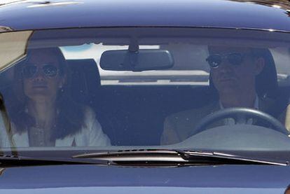 Los príncipes de Asturias llegan en coche al hospital madrileño donde está ingresado el Rey