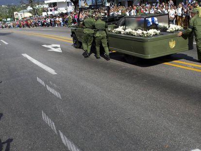 Tres militares empujan el jeep que transporta las cenizas de Castro, ayer en Santiago.