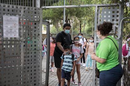 Varios niños, a la entrada de un campamento organizado por la Fundación Pere Tarres, en Barcelona.