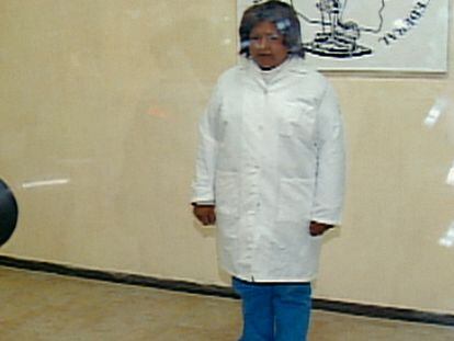 Araceli Vázquez es presentada con una bata y peluca como la homicida de adultas mayores en conferencia de prensa el 1 de abril de 2004.