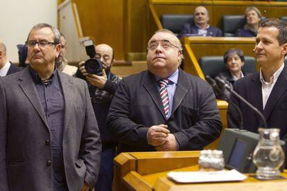 Desde la izquierda, Goioaga, Tontxu Rodríguez y Bildarratz, aceptan el pasado día 24 su nombramiento como senadores autonómicos.