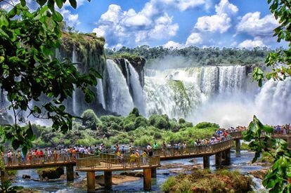 Las cataratas de Iguazú, frontera entre Argentina y Brasil, ofrece distintos atractivos desde sus dos lados: la vertiente argentina es la idónea para sumergirse en ellas, la brasileña cuenta con las mejores panorámicas: 275 cascadas a lo largo de 2,7 kilómetros, cuya fuerza combinada es alucinante y ensordecedora.