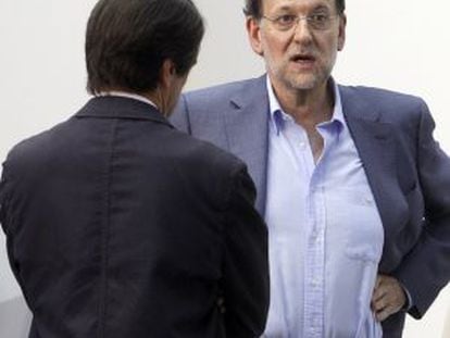 Rajoy charla con Aznar en el campus de FAES en julio de 2012. 