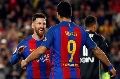 Messi celebra el seu gol amb Suárez.