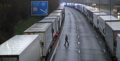 Una línea de camiones de carga espera en Kent (Reino Unido), luego de que el puerto de Dover fuera clausurado. 
 