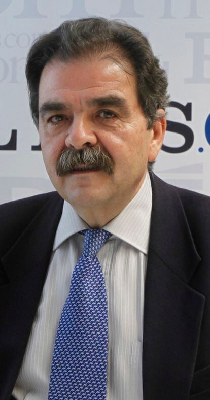 Martínez es profesor de matemáticas y director del mismo instituto, el IES Pío Baroja desde 1985.