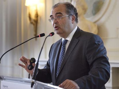 El presidente del Banco Popular, &Aacute;ngel Ron, durante su intervenci&oacute;n hoy en el curso de verano &iquest;Qu&eacute; hemos aprendido de la crisis?, organizado por la Asociaci&oacute;n de Periodistas de Informaci&oacute;n Econ&oacute;mica (APIE) en la UIMP.