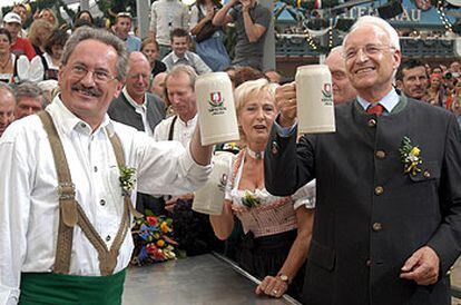 Stoiber (derecha) y su esposa, Karin, brindan con el alcalde de Múnich, Christian Ude, ayer en la Feria de la Cerveza.