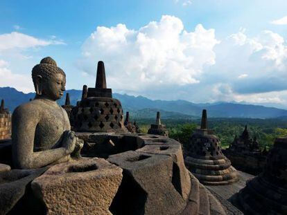Terraza del templo budista de Borobudur, cerca de Yogyakarta (Indonesia) y a los pies del volcán Merapi.