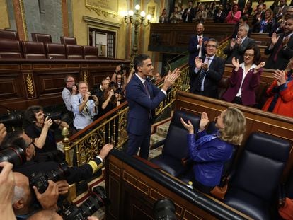 La bancada socialista aplaude a Pedro Sánchez tras ser investido presidente del Gobierno el 16 de noviembre.