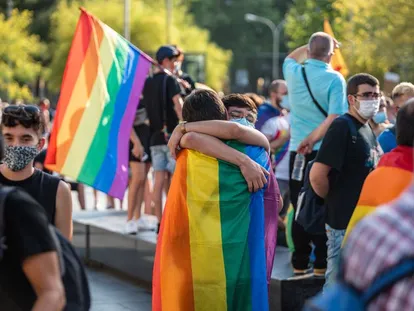 Dos participantes se abrazan en la celebración del Día del Orgullo Gay en Barcelona.
