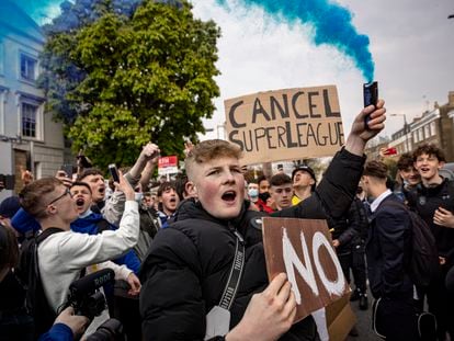 Aficionados del Chelsea protestan contra la Superliga. el pasado mes de abril, frente al estadio de Stamford Bridge.