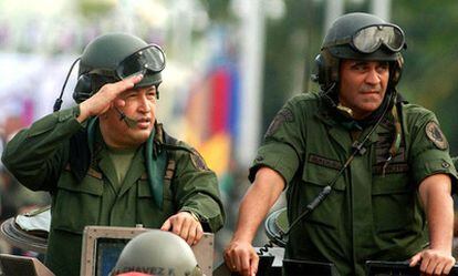 El general Isaías Baduel (derecha), junto a Hugo Chávez en un acto militar en 2005.