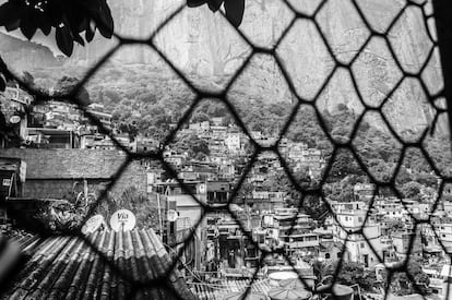 Dentro de la favela la seguridad está en manos de los diferentes grupos de narcotraficantes que se dividen el control de los barrios, y la policía solo hace acto de presencia en la entrada y salida de la favela, (salvo en los operativos especiales cuando intervienen por algún motivo). 