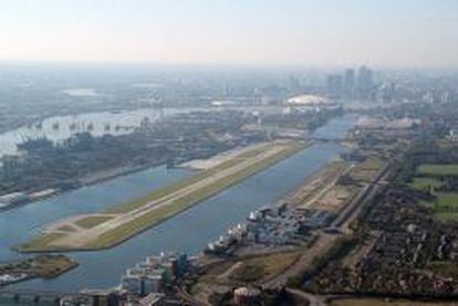 Vista del aeropuerto London City y sus alrededores, al este de la capital brit&aacute;nica.  