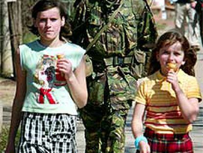 Soldados británicos patrullan por la ciudad de Bresje, en Kosovo, ayer.