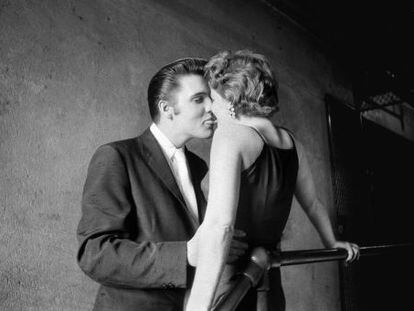 'El beso' , de Alfred Wertheimer, en la que Elvis Presley besa a una fan, en 1956