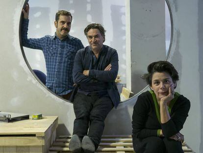 El artista Jordi Colomer ( centro), junto a Carolina Olivares y Eduard Escoffet, en el nuevo espacio La Infinita, en L'Hospitalet de Llobregat. 