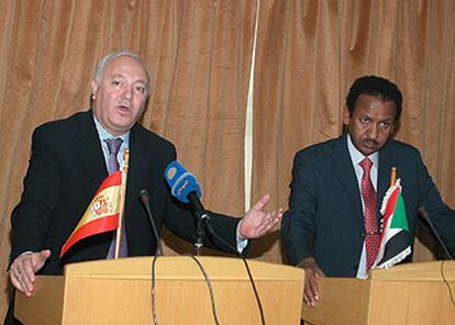 El ministro de Exteriores, Miguel Ángel Moratinos, junto a su homólogo sudanés, Mustafa Osman Ismail, en Jartum.