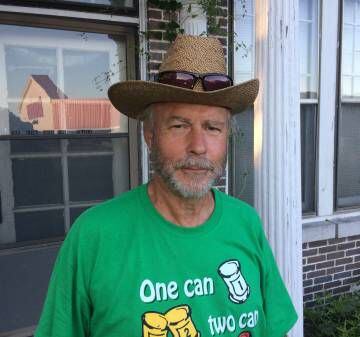 Jay Kopecky, vecino de Hope desde hace 40 años, vive junto a la antigua casa de Clinton.