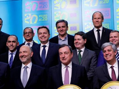 El presidente del Banco Central Europeo, Mario Draghi, junto con los ministros de Finanzas de la zona euro, este lunes en Bruselas.