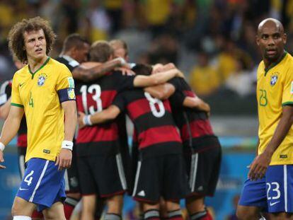 Los alemanes celebran un gol ante David Luiz y Maicon.