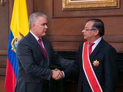 Gustavo Petro e Iván Duque en Bogotá, el 5 de agosto de 2022.