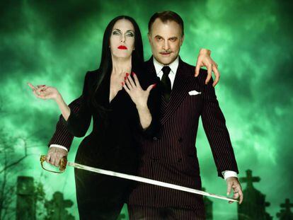 Carmen Conesa y Xavi Mira, como Morticia y Gómez en el musical 'La familia Addams'.