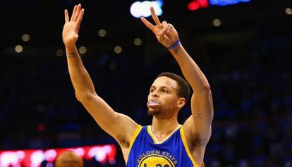 Curry hace el gesto de que habrá séptimo partido.