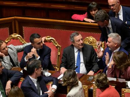 Mario Draghi, rodeado por ministros de su Gobierno en el Senado italiano, este miércoles.