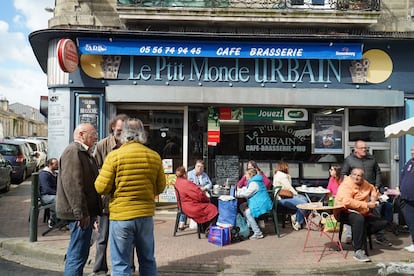 Ambiente en un bar un día de mercado, el 11 de abril en Bègles.